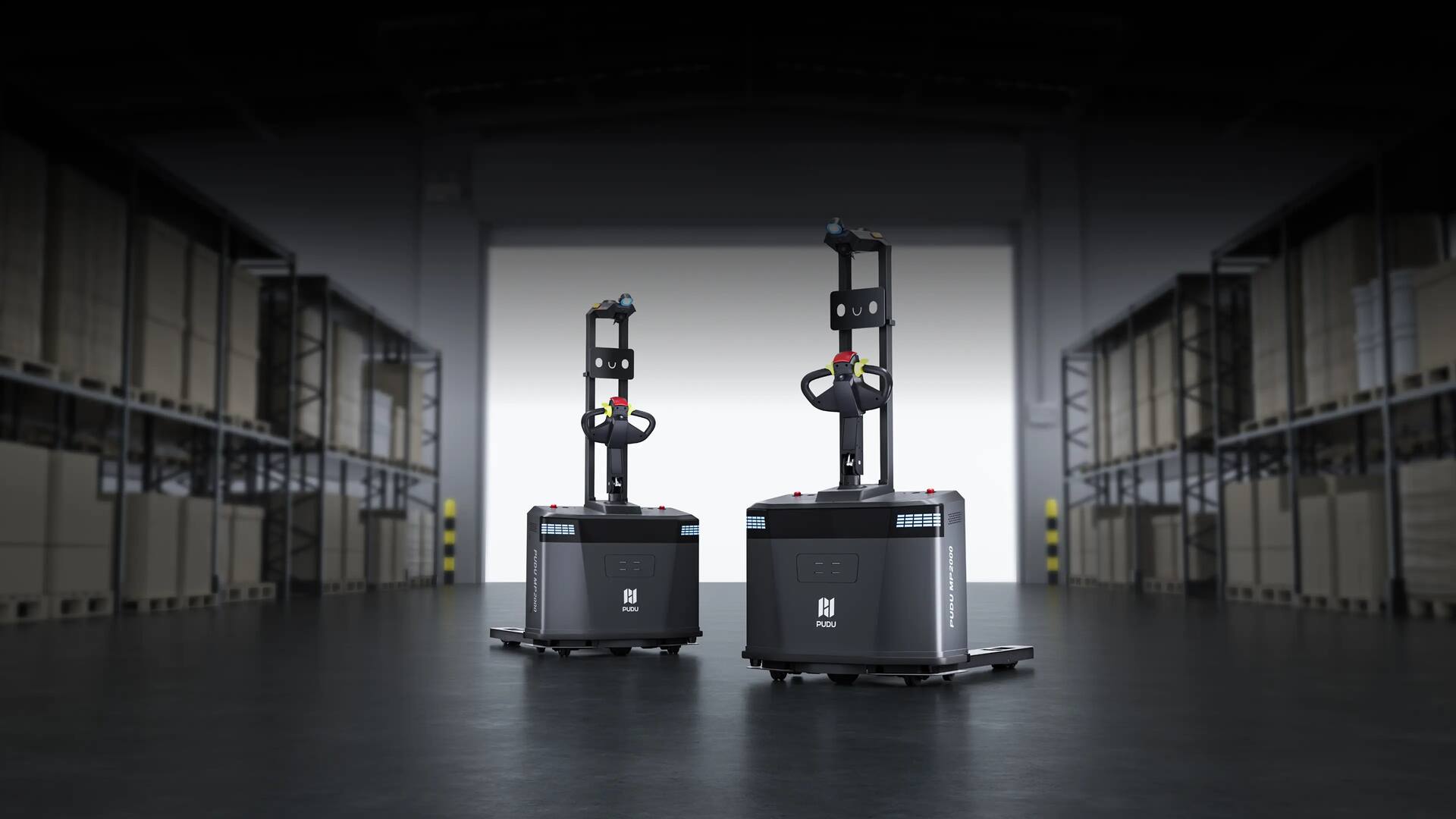 Deux transpalettes autonomes PUDU MP2000 dans l’allée d’un entrepôt, rayonnages de palettes de part et d’autre.