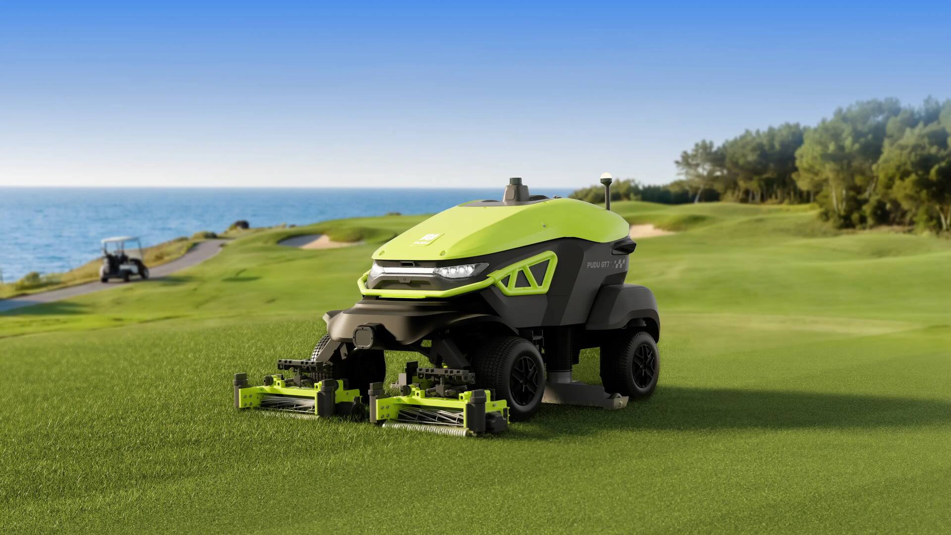 Robot de tonte PUDU GT7, vert et noir, à cylindres, sur un green en bord de mer, une voiturette de golf au loin.