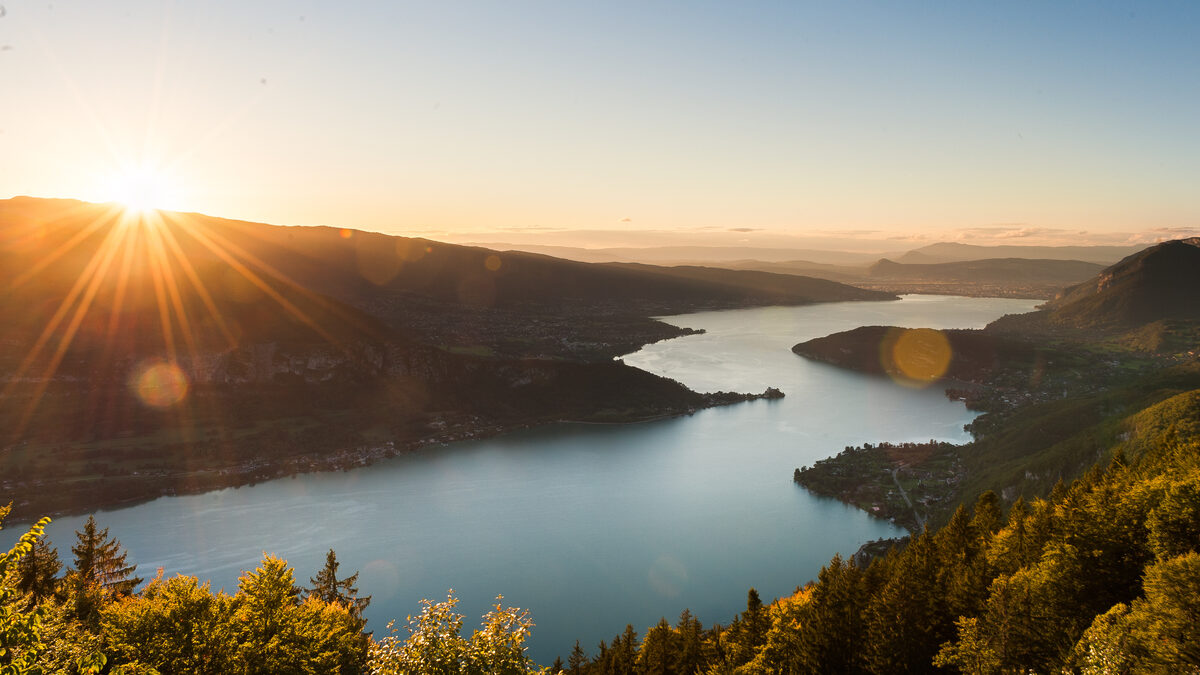 Le lac d’Annecy au coucher du soleil, vu depuis les hauteurs.