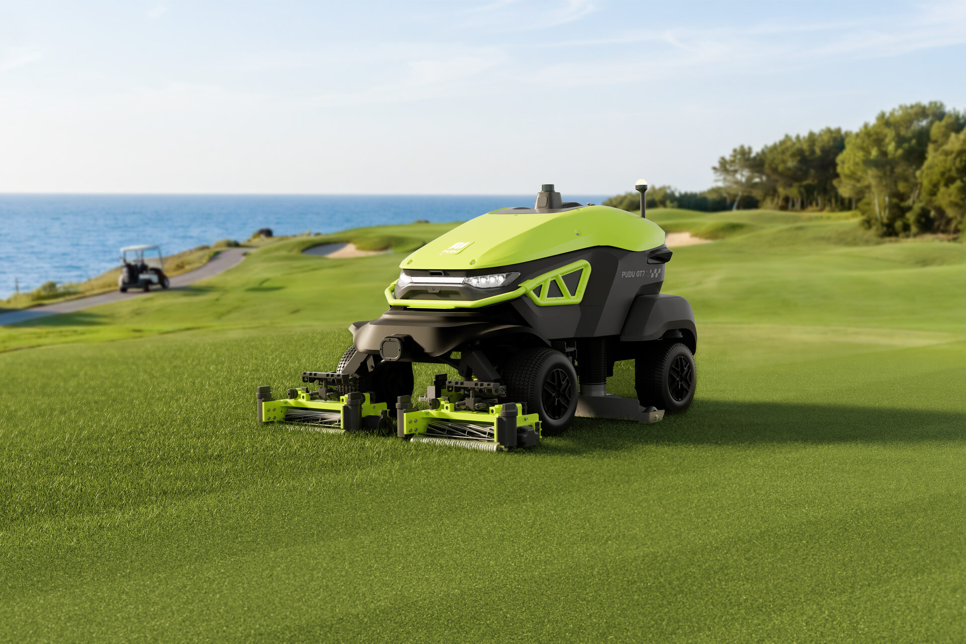 Un robot de tonte autonome PUDU GT7, vert et noir, sur un green de golf en bord de mer.