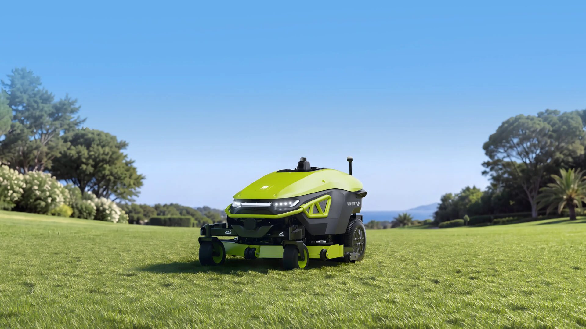 Robot de tonte autoporté PUDU GT5, vert et noir, seul sur une grande pelouse bordée d’arbres.