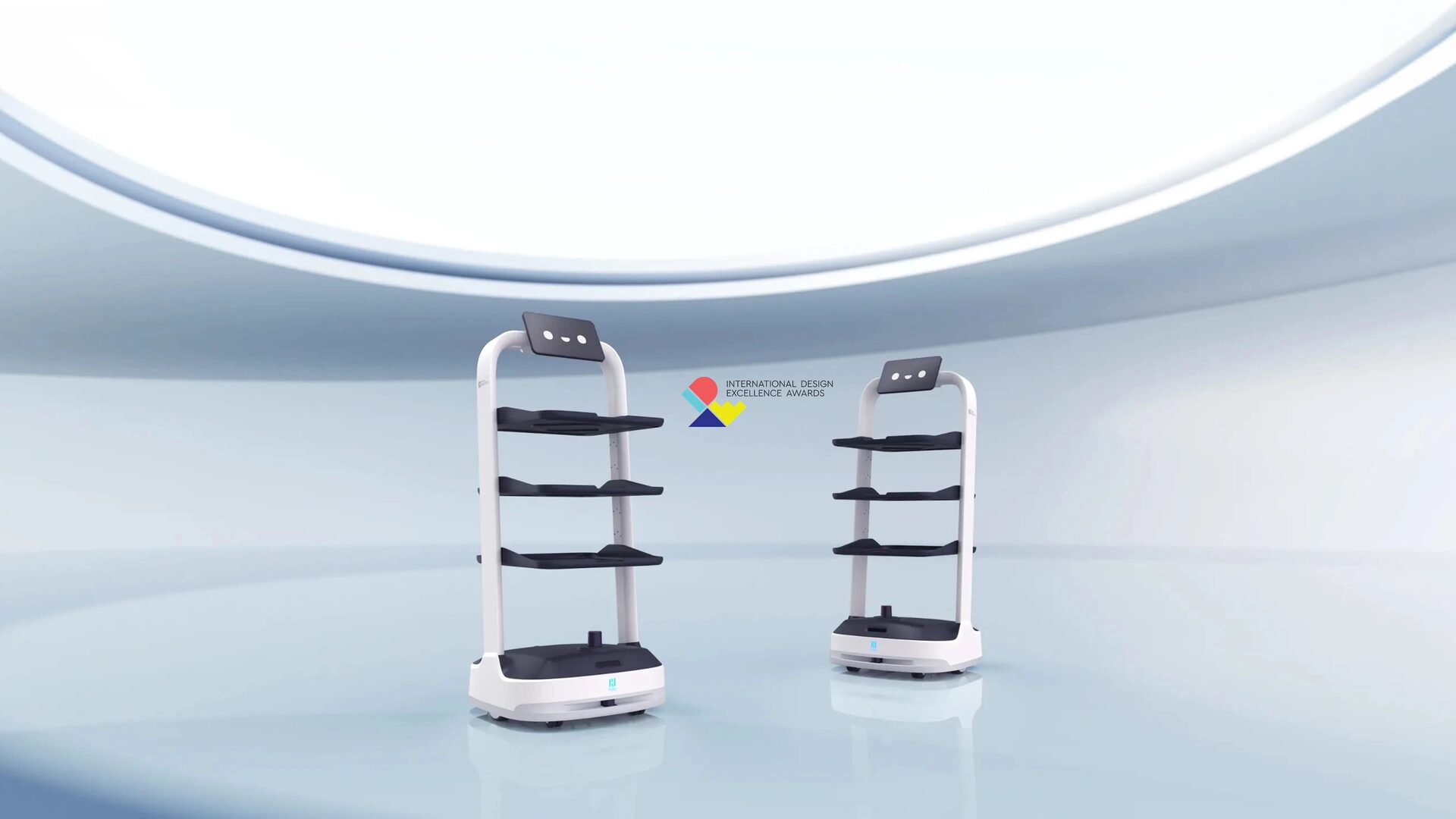 Robot de livraison PUDU PuduBot 2, vue de trois quarts avant, plateaux visibles.