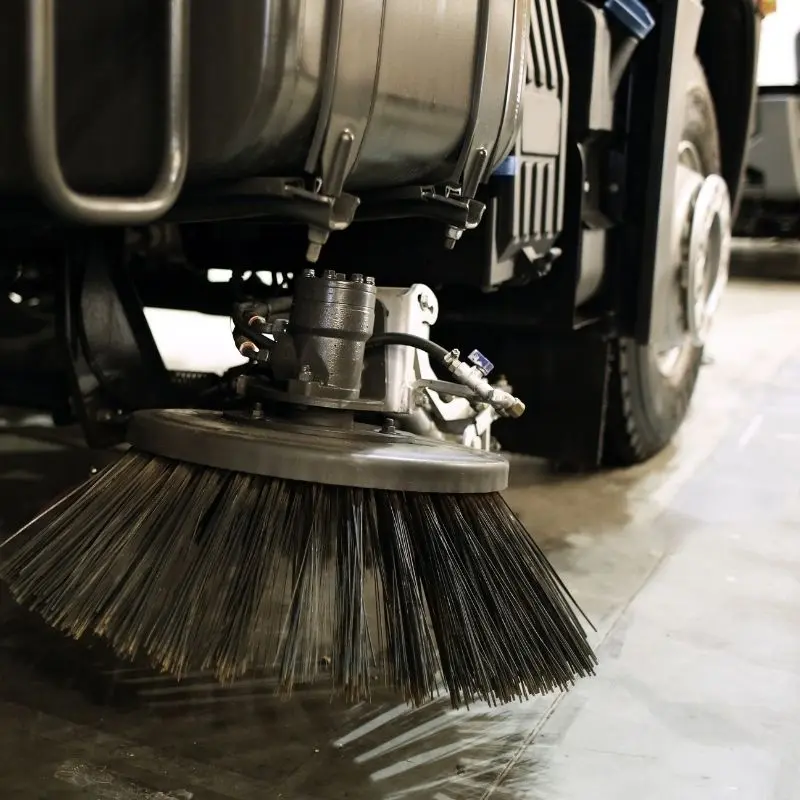 Brosse rotative d'une balayeuse mécanique utilisée pour le nettoyage industriel des sols et entrepôts à Chambéry.